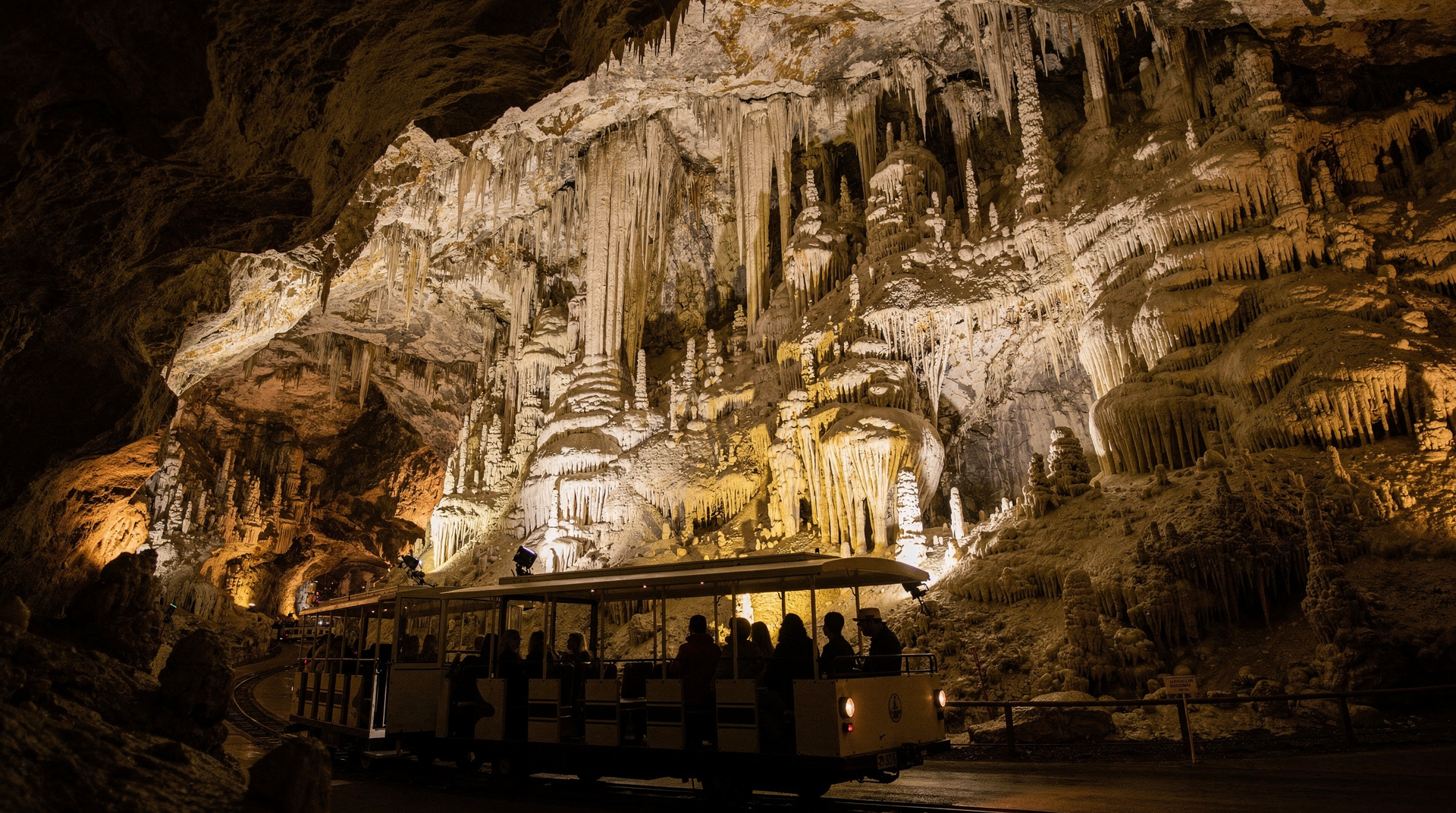 Gita di un giorno alla Grotta di Postojna da Ljubljana: cosa aspettarsi e come pianificare