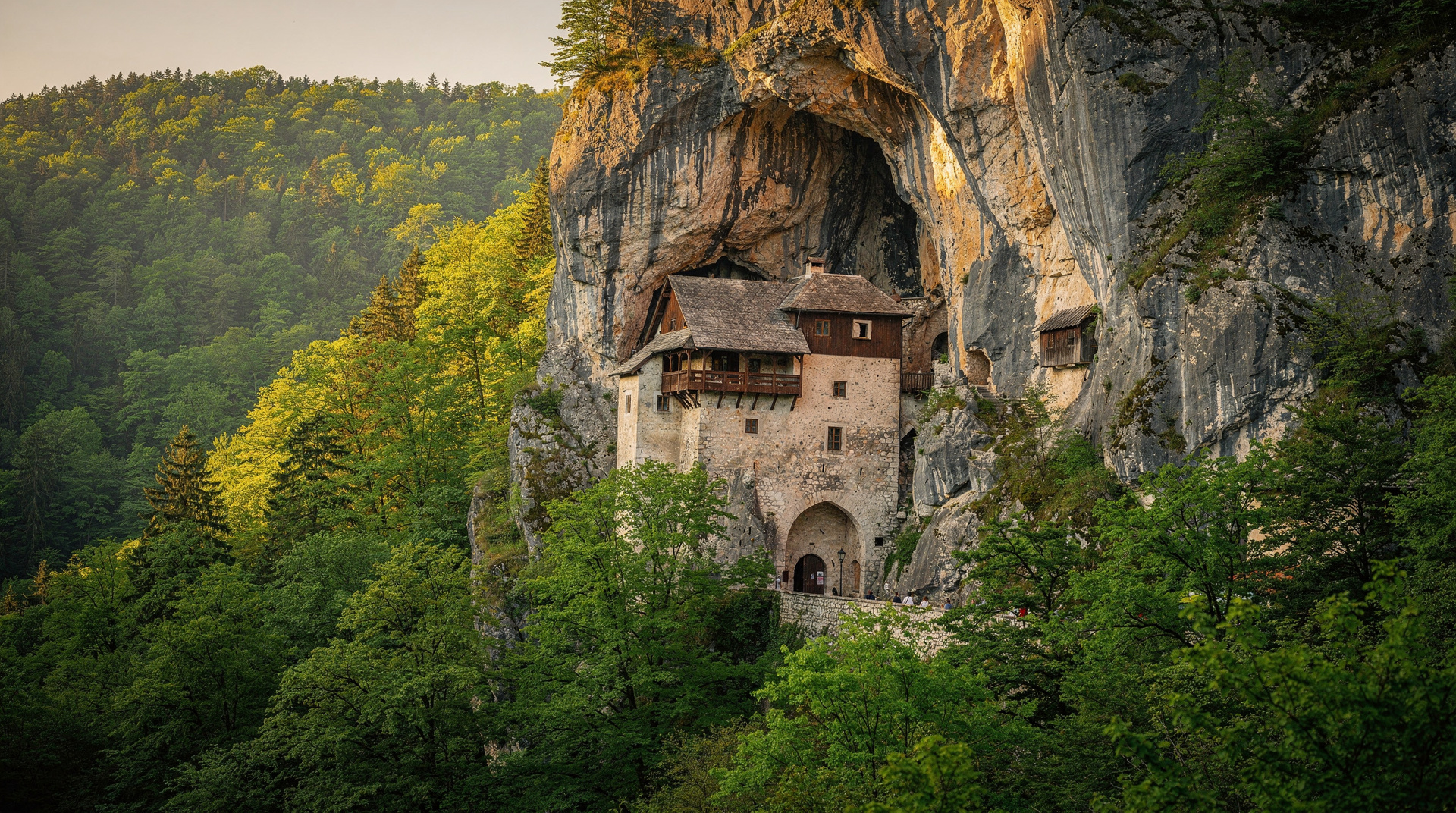 Guide du château de Predjama : le château dans la falaise et comment le visiter