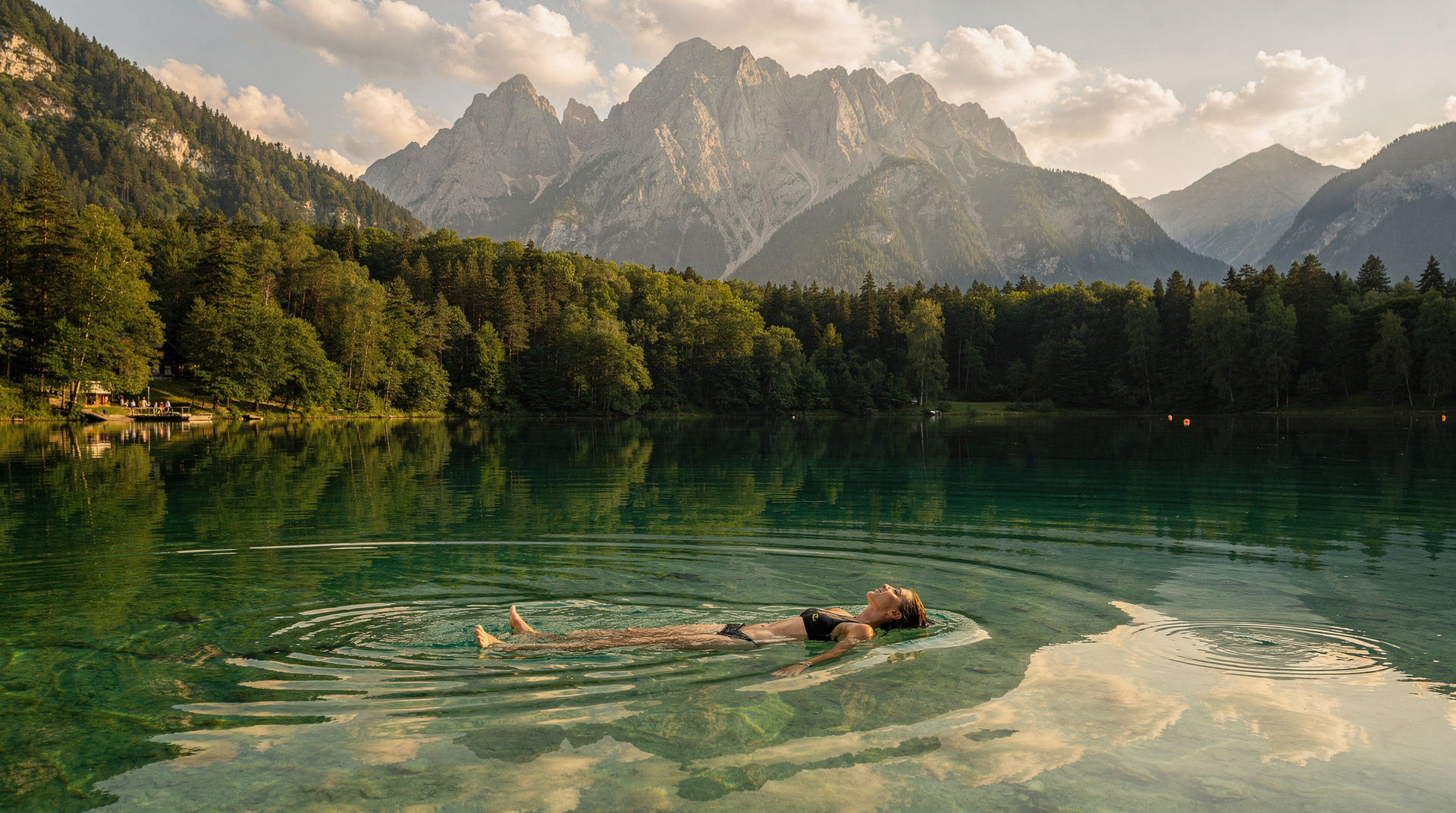 Schwimmen in slowenischen Seen: die besten Orte und wann das Wasser warm genug ist — Beste Seen zum Schwimmen in Slowenien: Bohinj, Bled, Cerknica. Wassertemperature