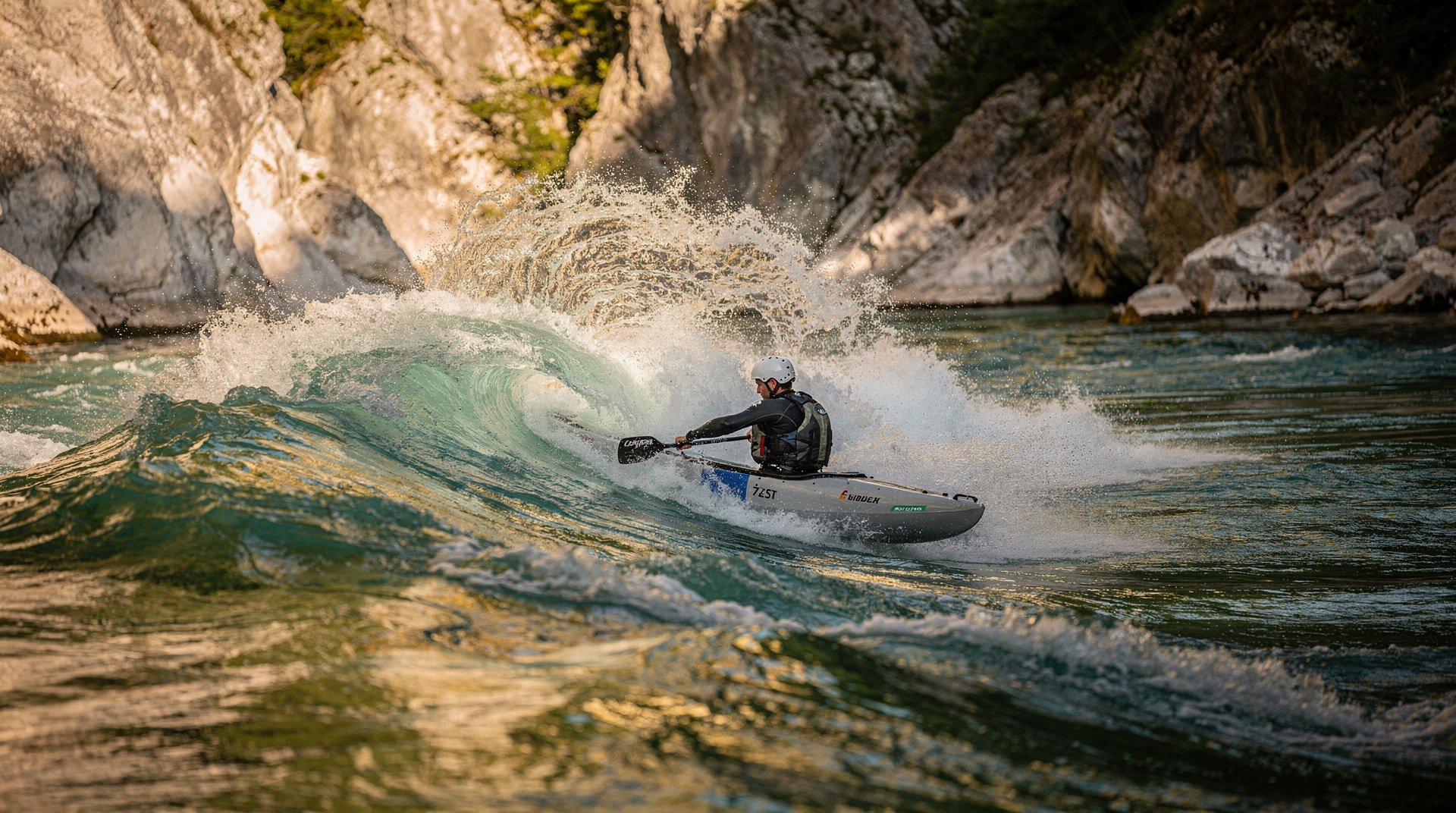 Wildwassersport auf der Soča: Rafting, Kajak, SUP und Canyoning im Vergleich