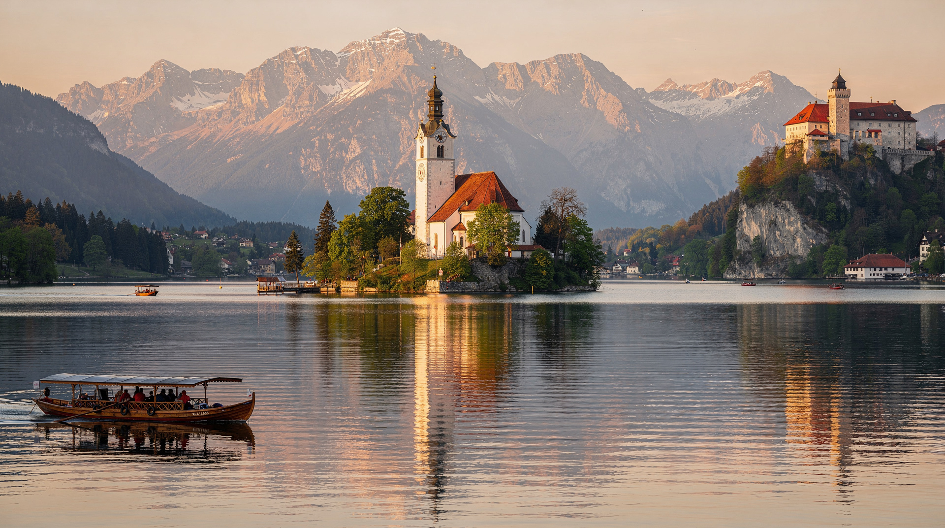 Paisaje alpino de Eslovenia con el lago Bled y los Alpes Julianos